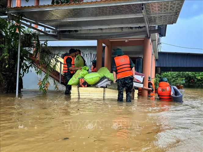 Bắc Ninh: Huy động hàng trăm cán bộ, chiến sỹ hỗ trợ nhân dân trong mưa lũ- Ảnh 2.