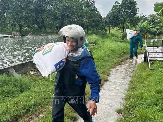 Bắc Ninh: Huy động hàng trăm cán bộ, chiến sỹ hỗ trợ nhân dân trong mưa lũ- Ảnh 6.