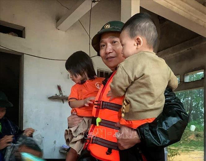 Bắc Ninh: Huy động hàng trăm cán bộ, chiến sỹ hỗ trợ nhân dân trong mưa lũ- Ảnh 5.