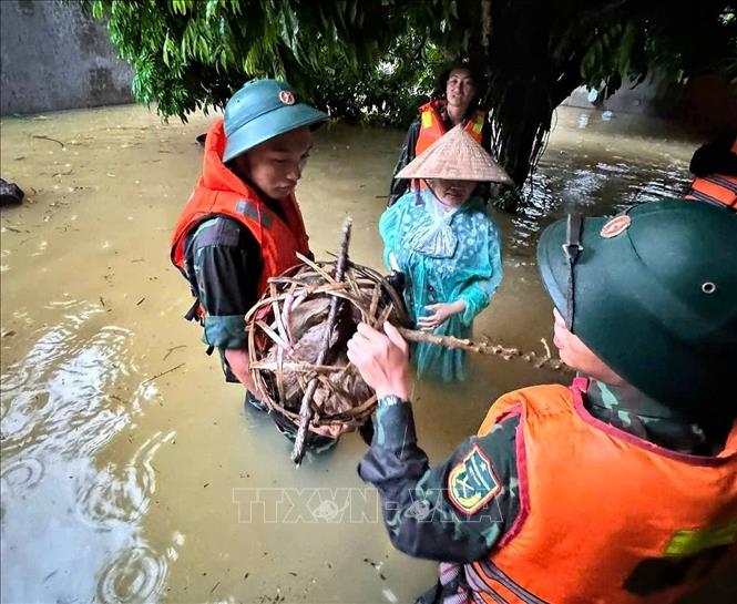 Bắc Ninh: Huy động hàng trăm cán bộ, chiến sỹ hỗ trợ nhân dân trong mưa lũ- Ảnh 4.