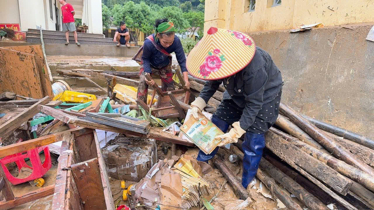 Cầu bị cuốn trôi, bắc ròng rọc đưa thầy trò vượt suối đến trường- Ảnh 8.