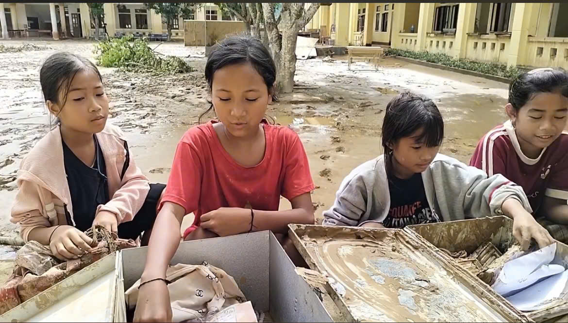 Cầu bị cuốn trôi, bắc ròng rọc đưa thầy trò vượt suối đến trường- Ảnh 9.