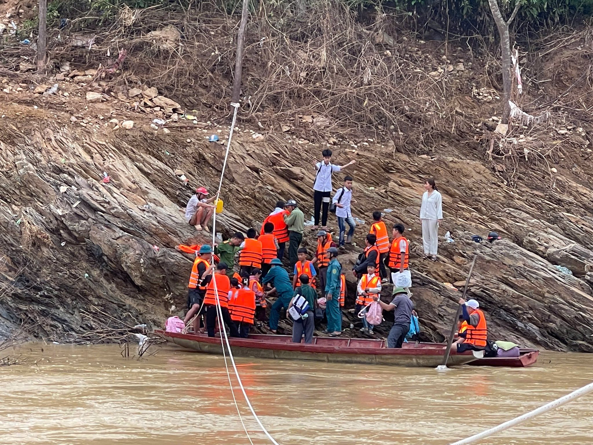 Cầu bị cuốn trôi, bắc ròng rọc đưa thầy trò vượt suối đến trường- Ảnh 5.