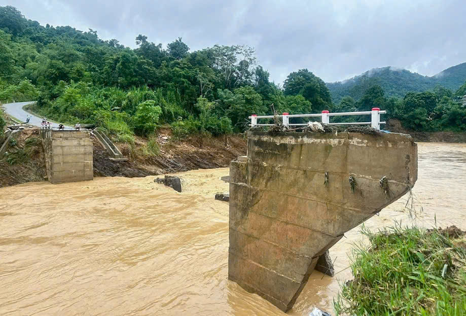 Cầu bị cuốn trôi, bắc ròng rọc đưa thầy trò vượt suối đến trường- Ảnh 2.