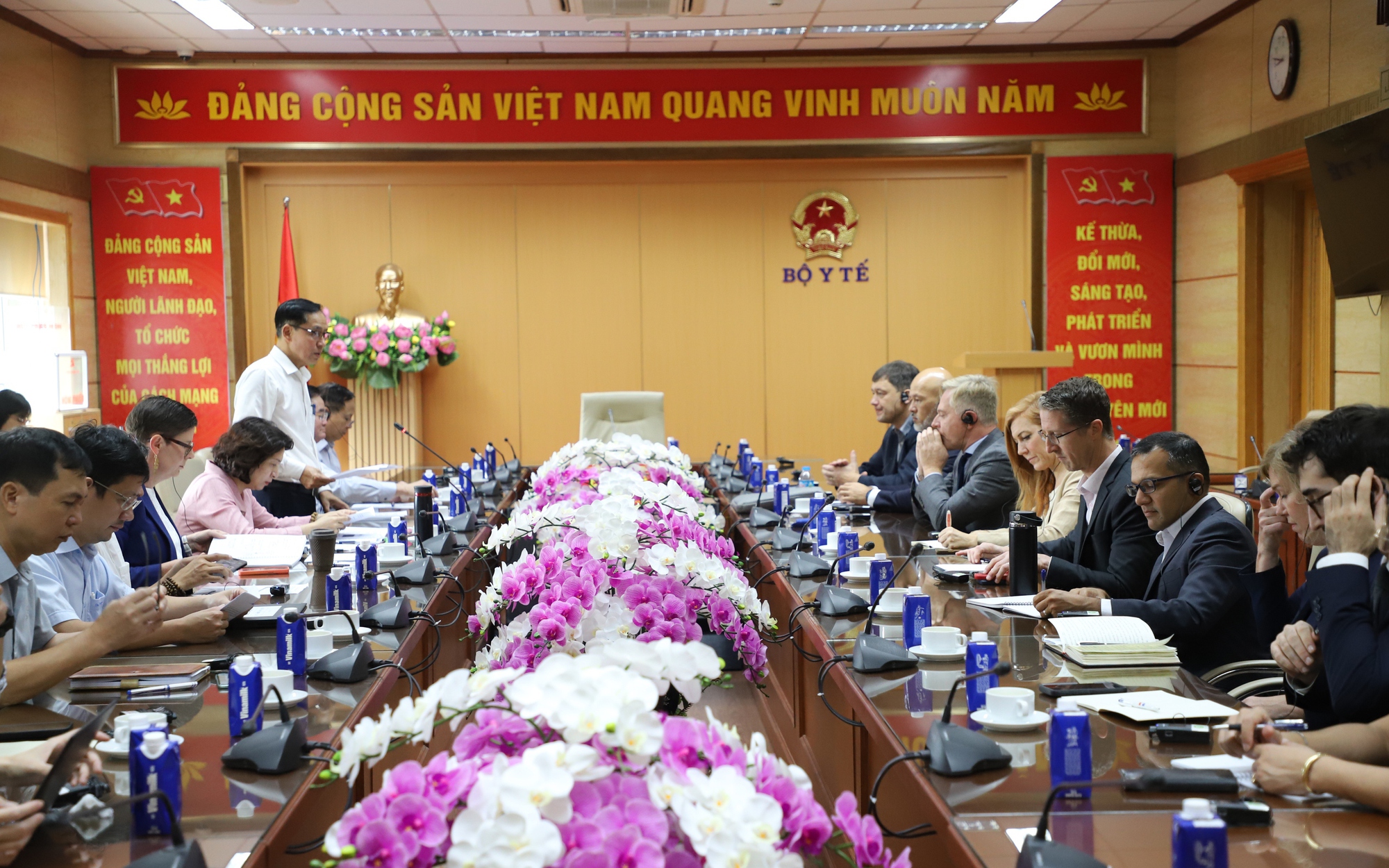 Thứ trưởng Bộ Y tế Nguyễn Thị Liên Hương tiếp, làm việc với đoàn công tác Quỹ Toàn cầu