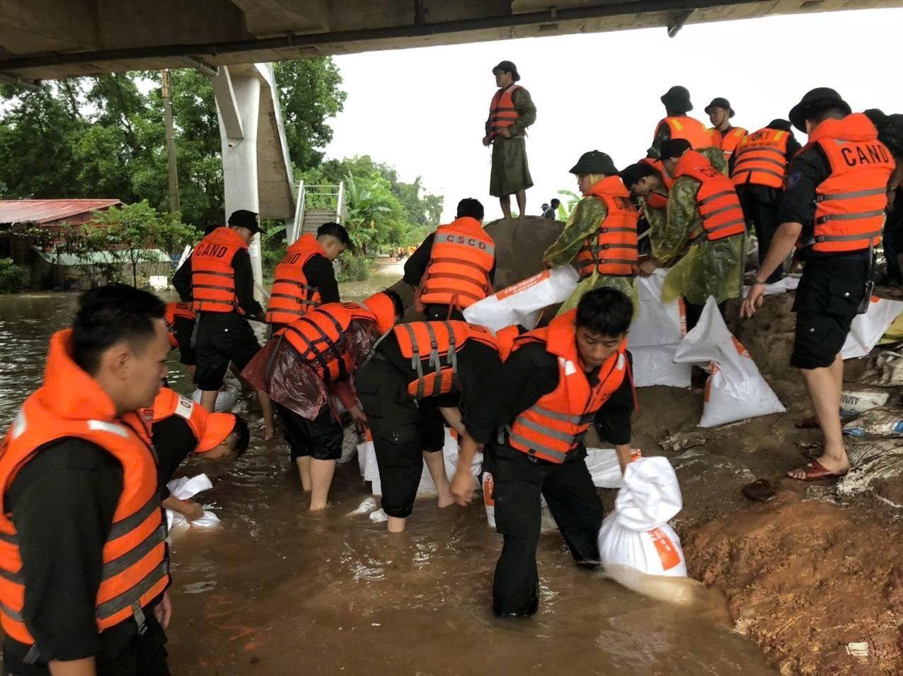 Tại 'rốn lũ' Thái Nguyên: Người dân lên mái nhà cầu cứu, lực lượng chức năng trắng đêm cứu hộ cứu nạn- Ảnh 7.