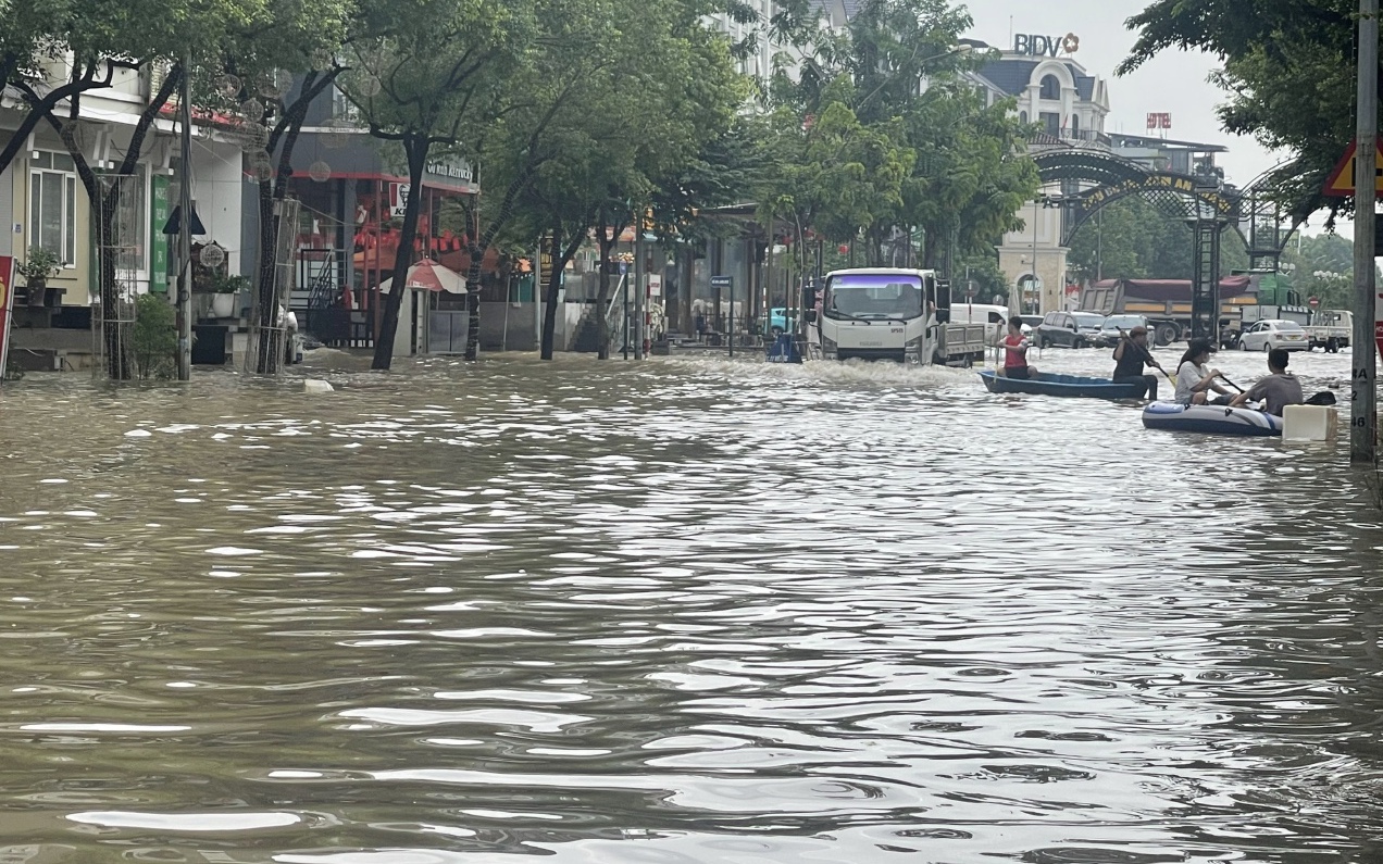 Hà Nội: &quot;Ốc đảo An Khánh&quot; lại chìm trong biển nước sau mưa