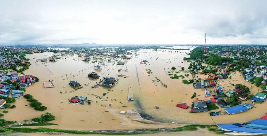 Tại 'rốn lũ' Thái Nguyên: Người dân lên mái nhà cầu cứu, lực lượng chức năng trắng đêm cứu hộ cứu nạn- Ảnh 2.