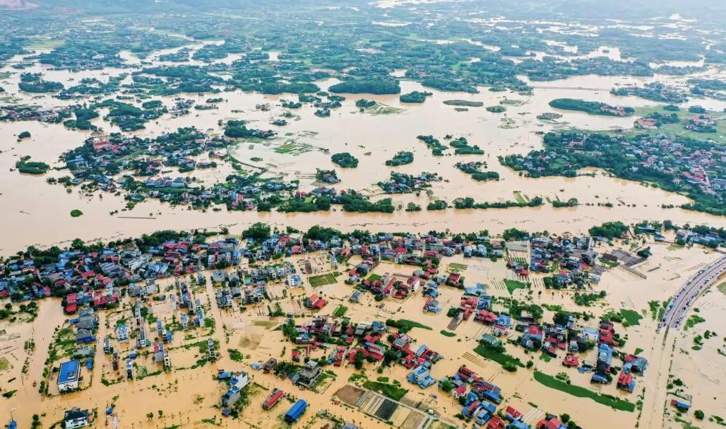 Tại 'rốn lũ' Thái Nguyên: Người dân lên mái nhà cầu cứu, lực lượng chức năng trắng đêm cứu hộ cứu nạn- Ảnh 1.