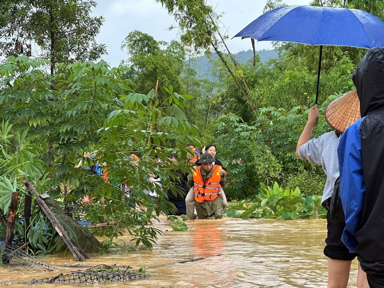 Tại 'rốn lũ' Thái Nguyên: Người dân lên mái nhà cầu cứu, lực lượng chức năng trắng đêm cứu hộ cứu nạn- Ảnh 8.