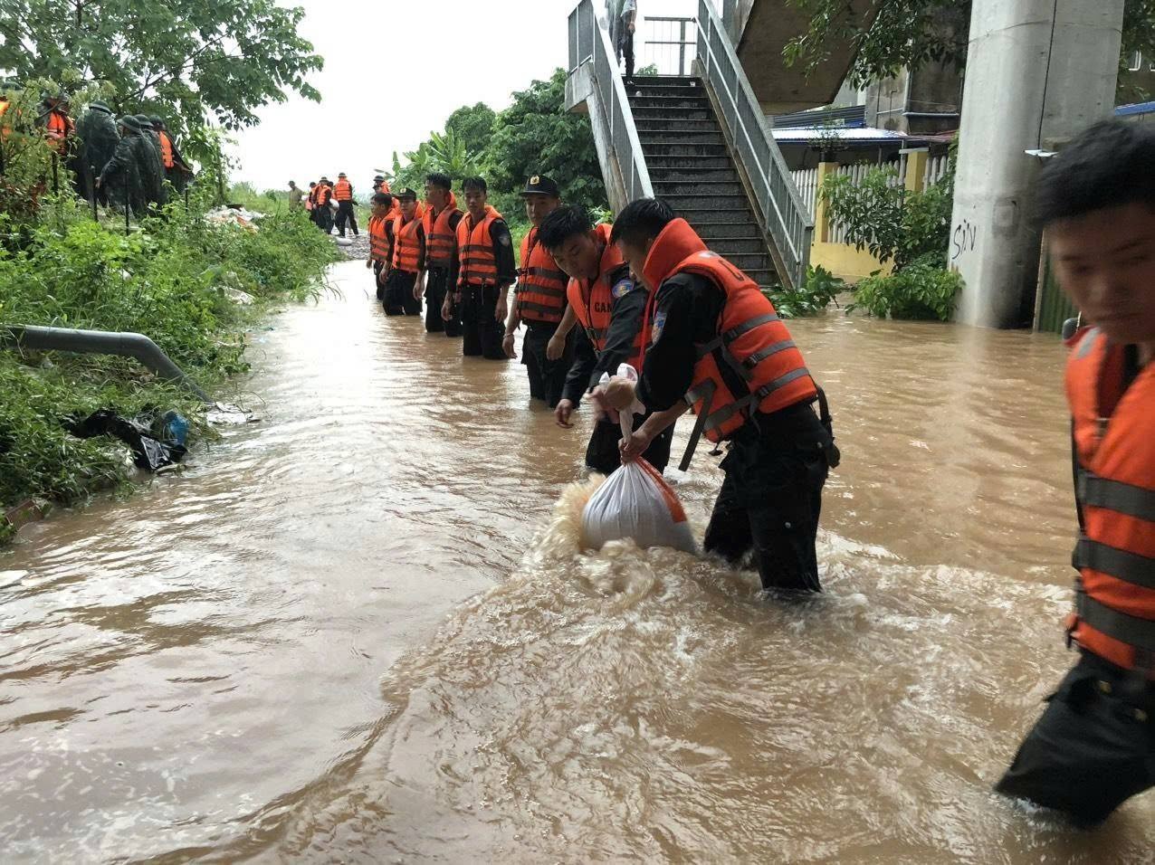 Tại 'rốn lũ' Thái Nguyên: Người dân lên mái nhà cầu cứu, lực lượng chức năng trắng đêm cứu hộ cứu nạn- Ảnh 6.