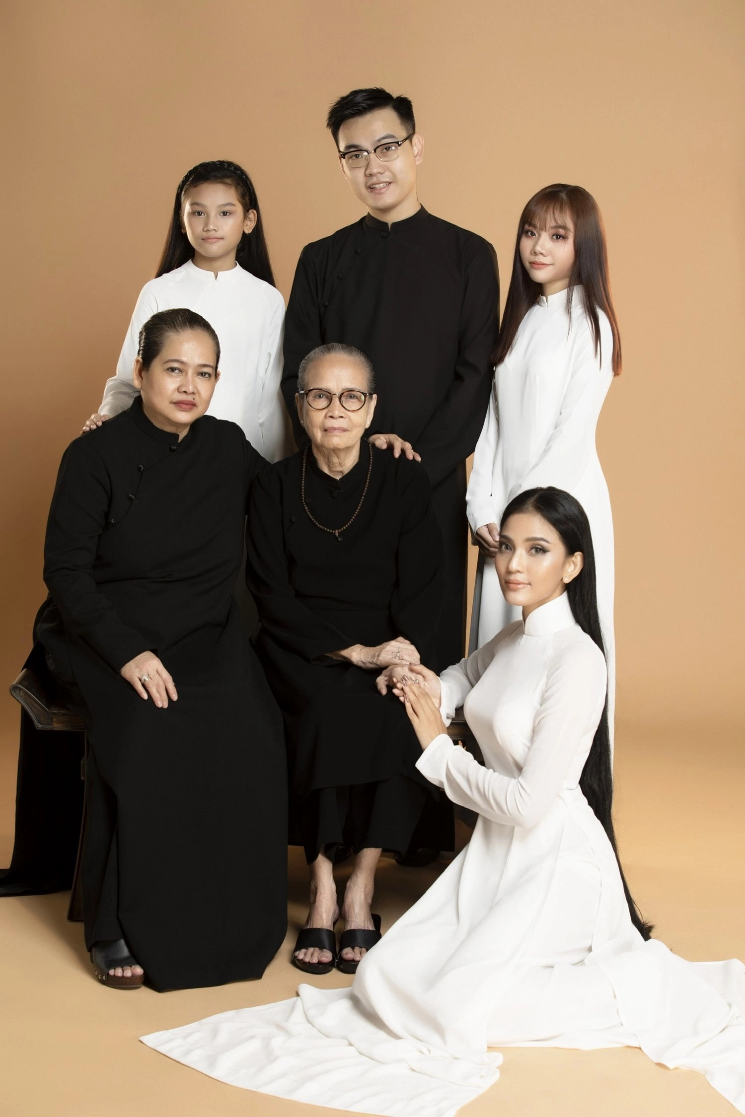 Á hậu Trương Thị May ăn chay trường từ nhỏ, tuổi U40 sống an yên, nhan sắc ngày càng thăng hạng- Ảnh 5. Á hậu Trương Thị May ăn chay trường từ nhỏ, tuổi U40 sống an yên, nhan sắc ngày càng thăng hạng- Ảnh 5.