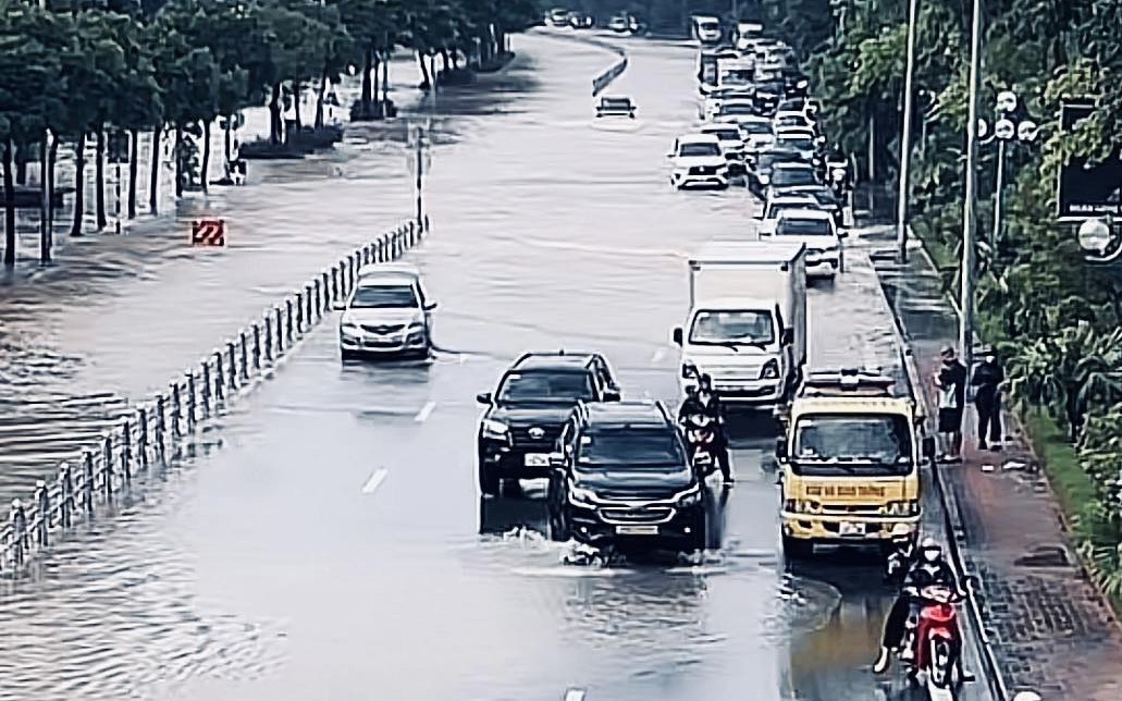 Cận cảnh những điểm còn ngập sâu ở Hà Nội sáng 8/10