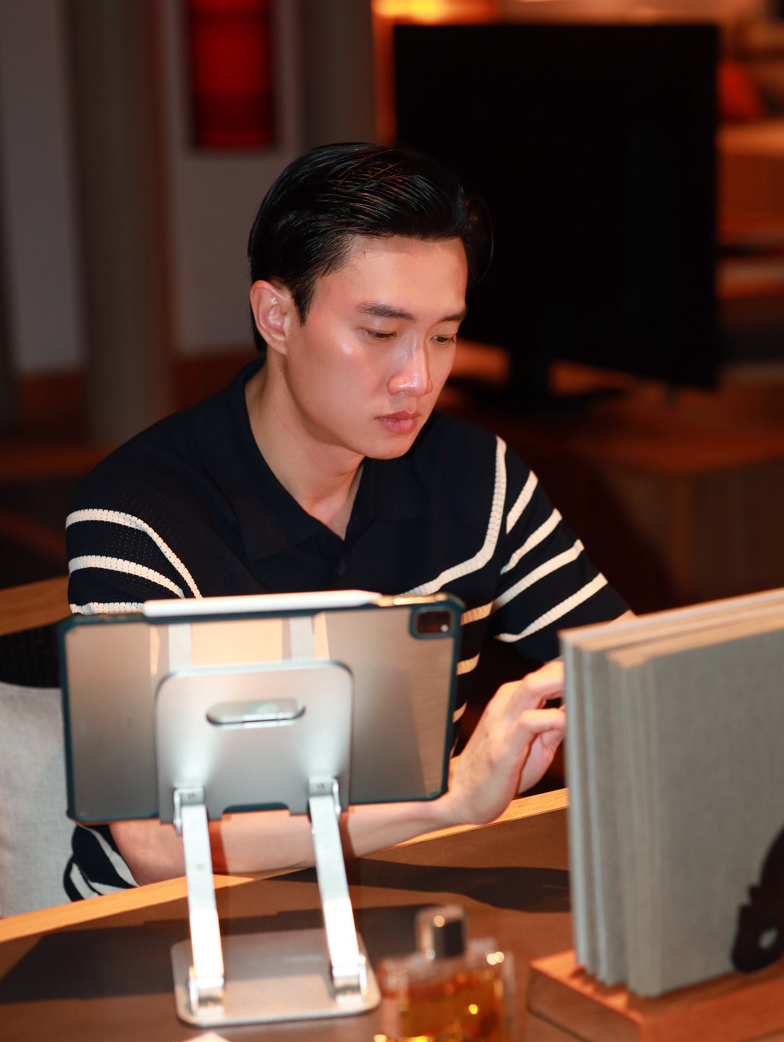Nam diễn viên miền Tây 'không có thời gian đóng phim VFC' đời thực giàu có ra sao?- Ảnh 1. Nam diễn viên miền Tây 'không có thời gian đóng phim VFC' đời thực giàu có ra sao?- Ảnh 1.