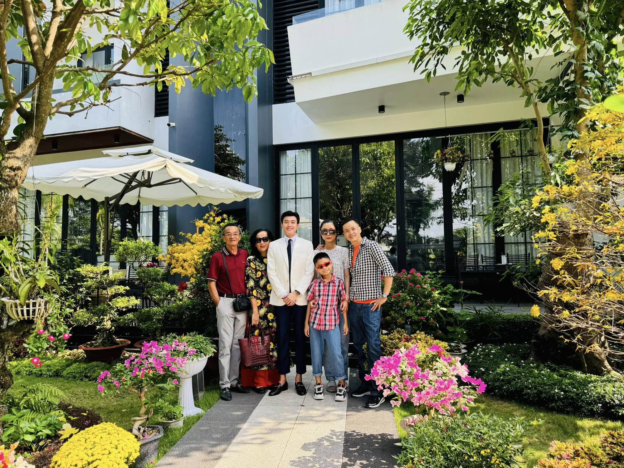 Nam diễn viên miền Tây 'không có thời gian đóng phim VFC' đời thực giàu có ra sao?- Ảnh 5. Nam diễn viên miền Tây 'không có thời gian đóng phim VFC' đời thực giàu có ra sao?- Ảnh 5.