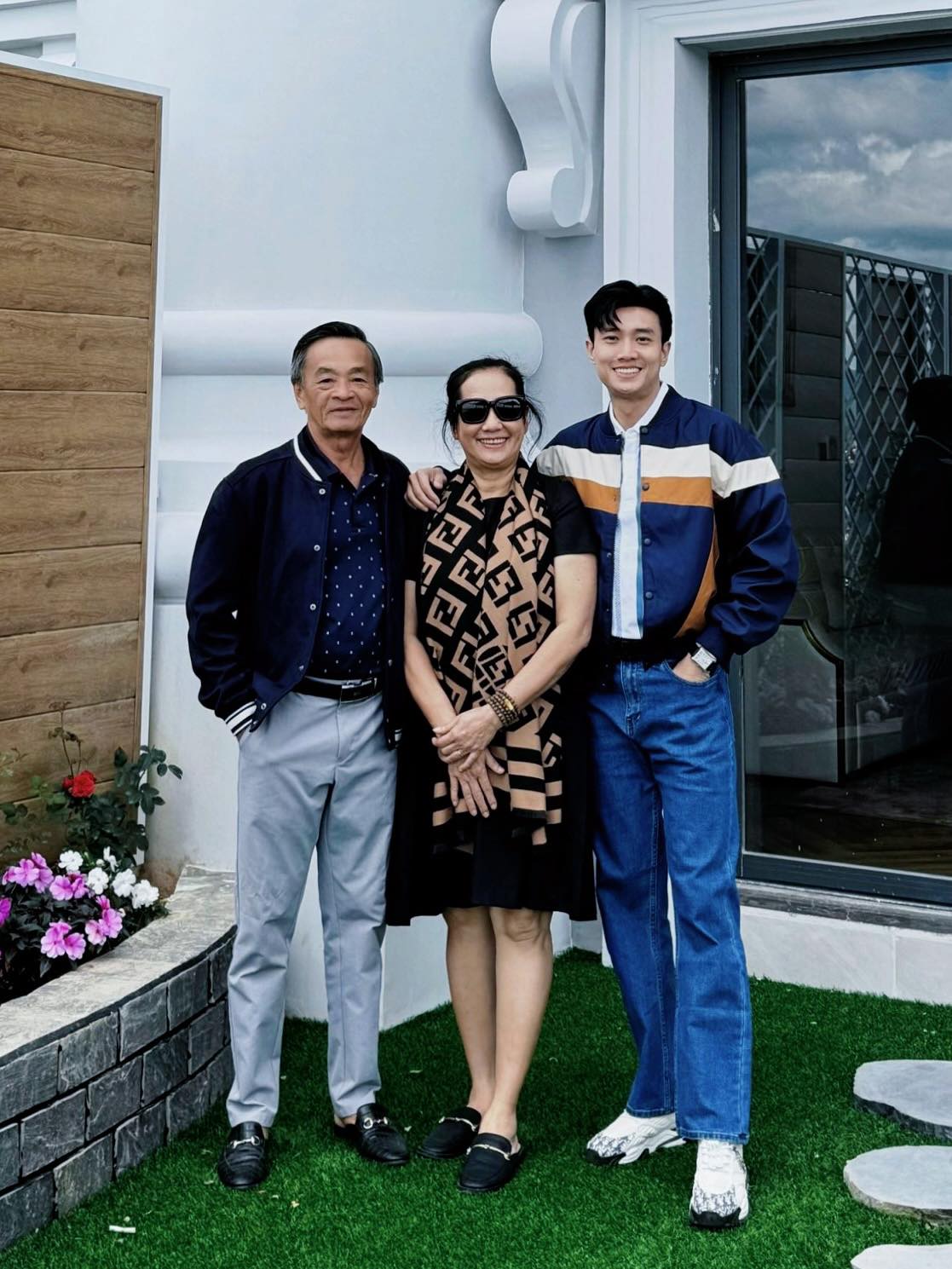 Nam diễn viên miền Tây 'không có thời gian đóng phim VFC' đời thực giàu có ra sao?- Ảnh 7. Nam diễn viên miền Tây 'không có thời gian đóng phim VFC' đời thực giàu có ra sao?- Ảnh 7.