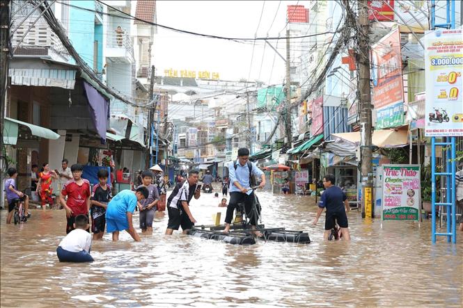Triều cường tại Cần Thơ vượt báo động 3, nhà dân nước ngập ngang bụng- Ảnh 4.