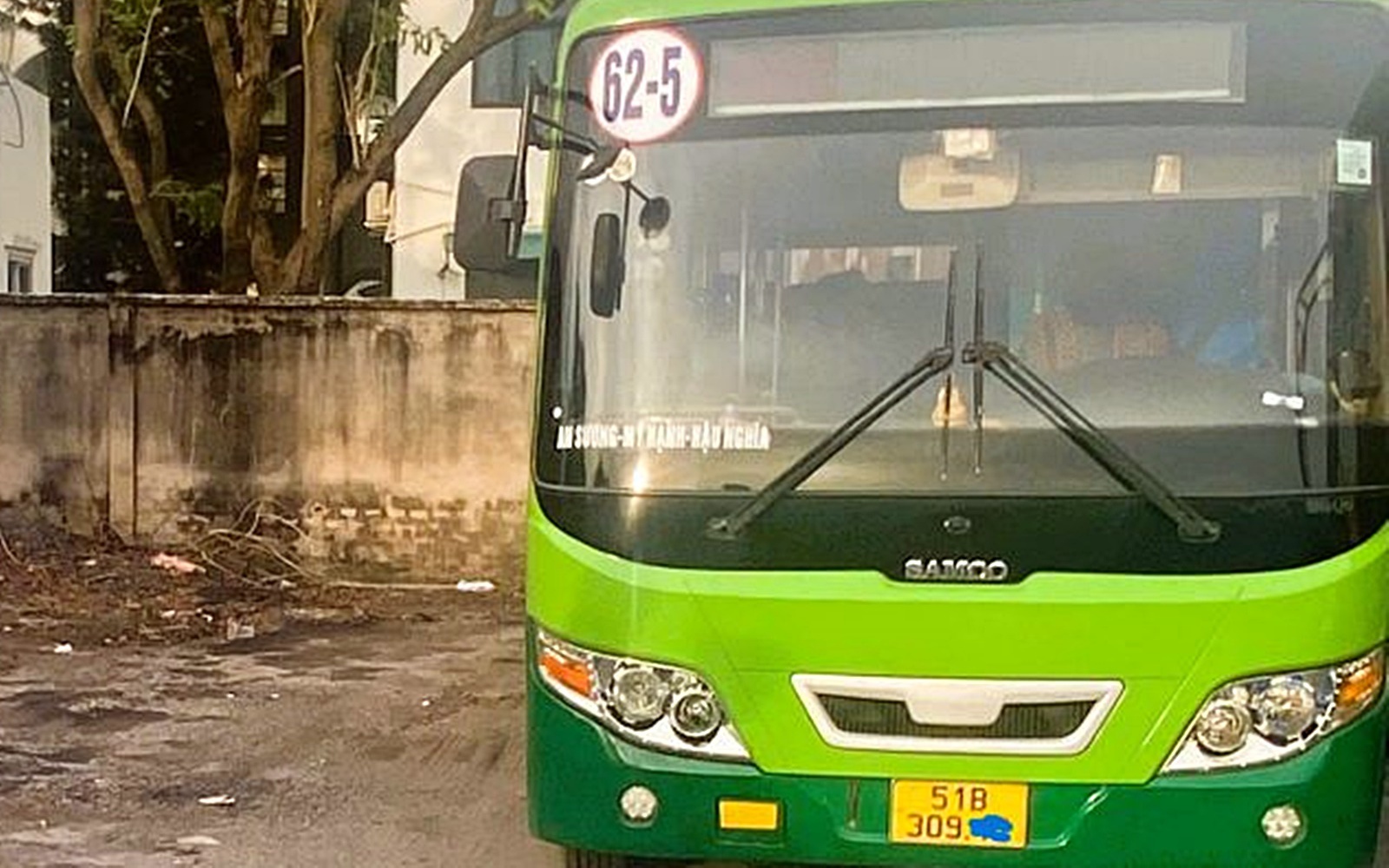  "Leo" xe buýt lên vỉa hè, tài xế bị trừ 4 điểm giấy phép lái xe