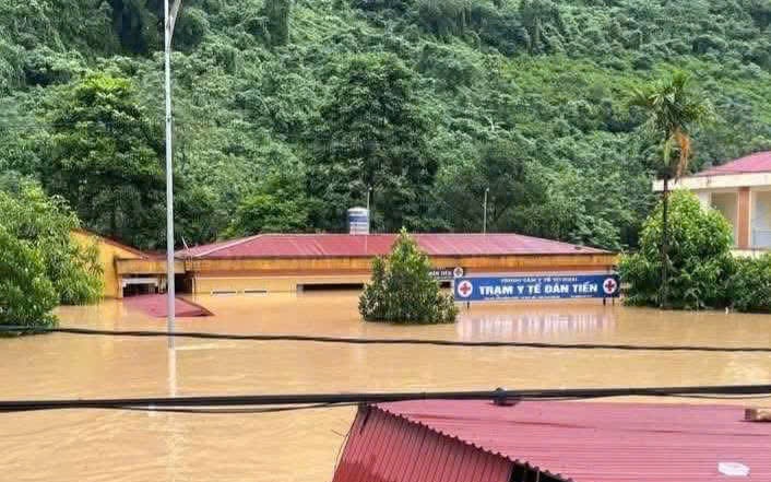 Thái Nguyên ngập lụt lịch sử, nhiều cơ sở y tế bị cô lập, chìm trong biển nước