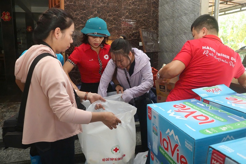 Gần 1,7 tỷ đồng cứu trợ khẩn cấp người dân bị ảnh hưởng bởi bão số 11- Ảnh 2.