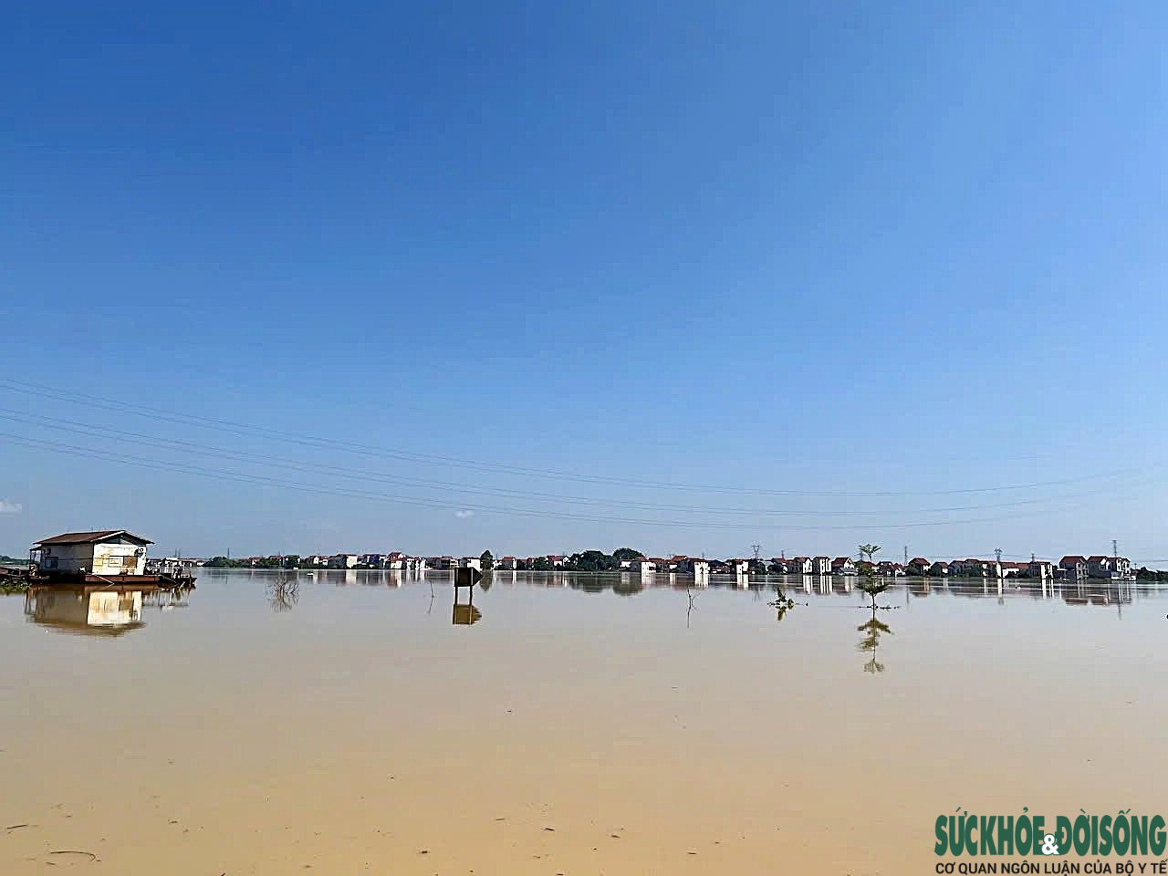 Hà Nội: Nhiều xã chìm giữa biển nước, công an và quân đội khẩn cấp ứng cứu- Ảnh 2. Hà Nội: Nhiều xã chìm giữa biển nước, công an và quân đội khẩn cấp ứng cứu- Ảnh 2.