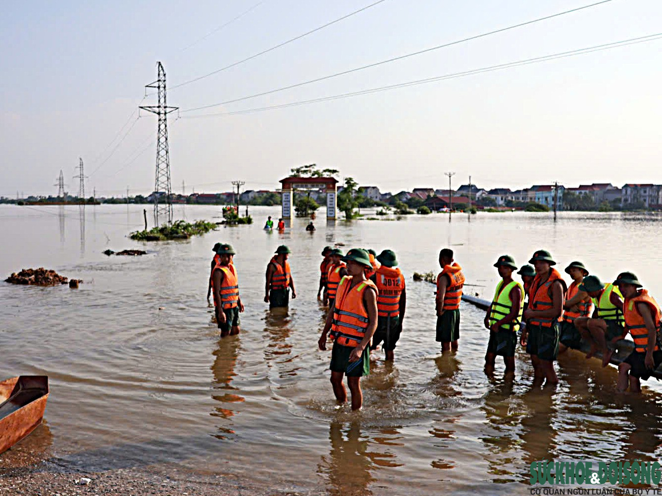 Hà Nội: Nhiều xã chìm giữa biển nước, công an và quân đội khẩn cấp ứng cứu- Ảnh 6. Hà Nội: Nhiều xã chìm giữa biển nước, công an và quân đội khẩn cấp ứng cứu- Ảnh 6.