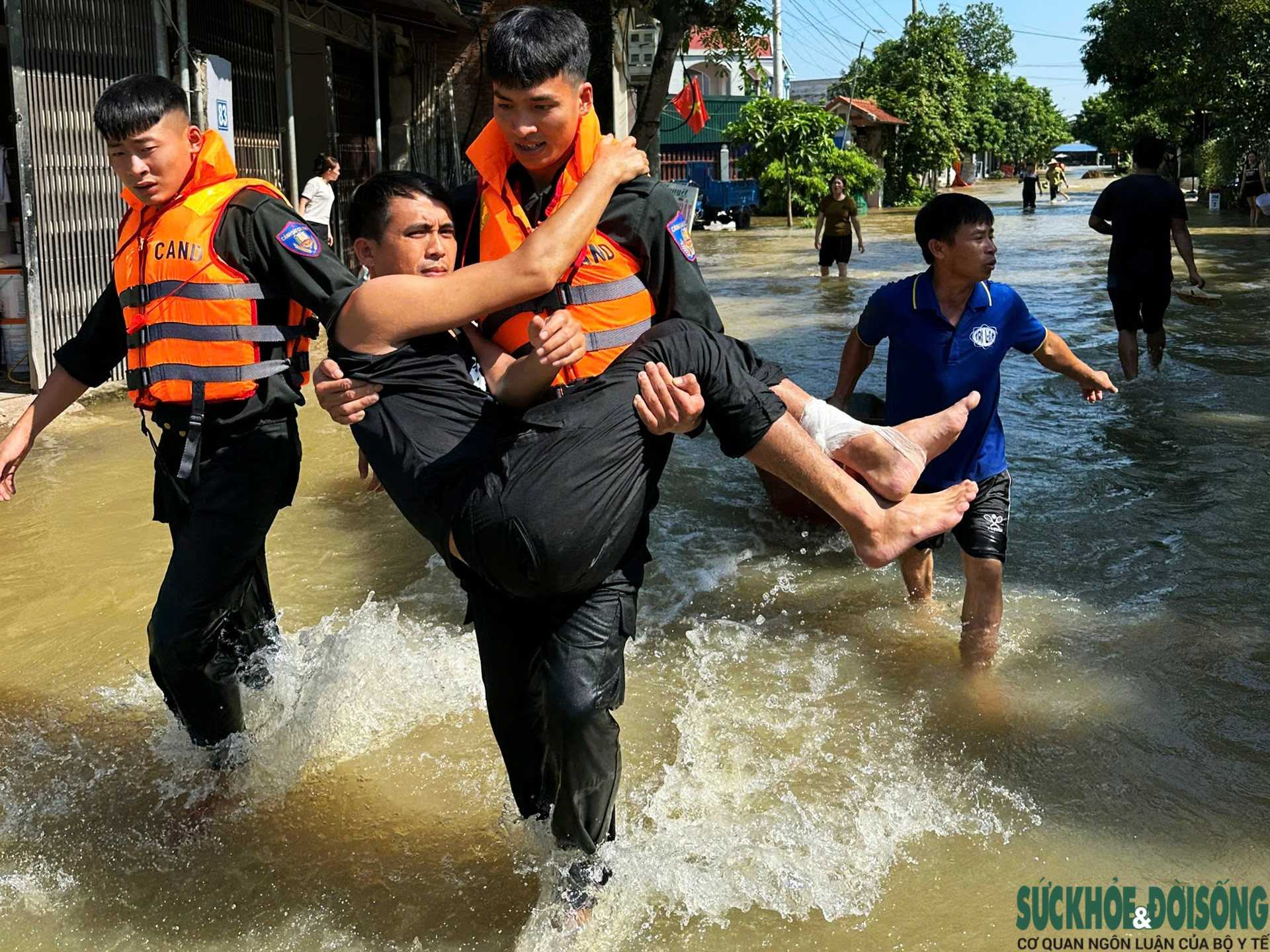 Hà Nội: Nhiều xã chìm giữa biển nước, công an và quân đội khẩn cấp ứng cứu- Ảnh 7. Hà Nội: Nhiều xã chìm giữa biển nước, công an và quân đội khẩn cấp ứng cứu- Ảnh 7.