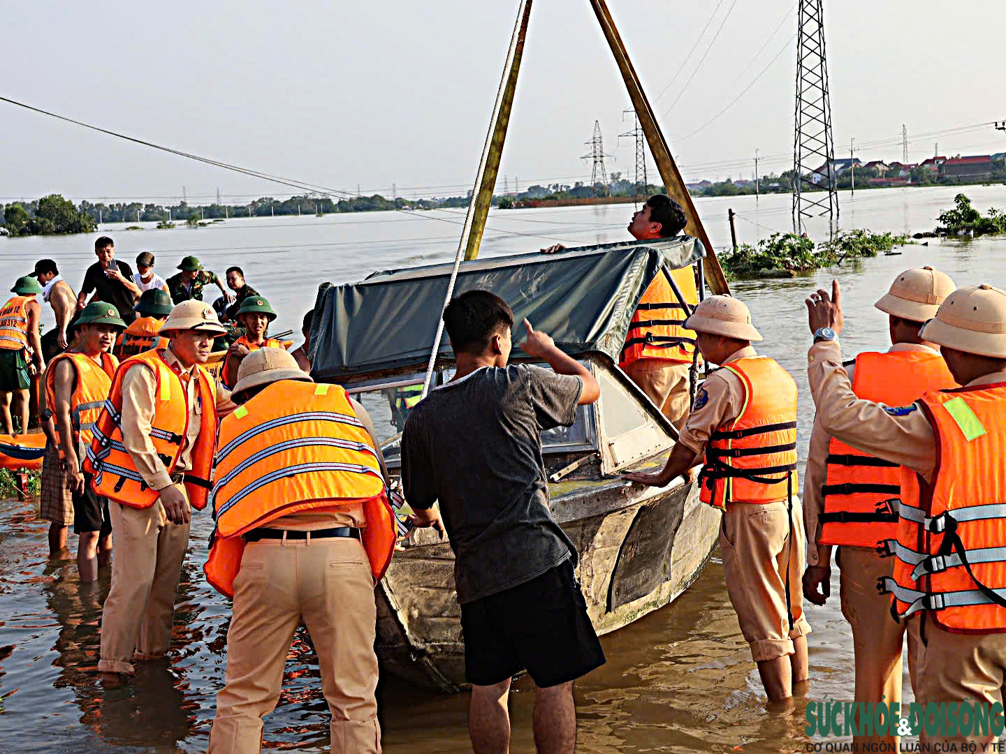 Hà Nội: Nhiều xã chìm giữa biển nước, công an và quân đội khẩn cấp ứng cứu- Ảnh 8. Hà Nội: Nhiều xã chìm giữa biển nước, công an và quân đội khẩn cấp ứng cứu- Ảnh 8.