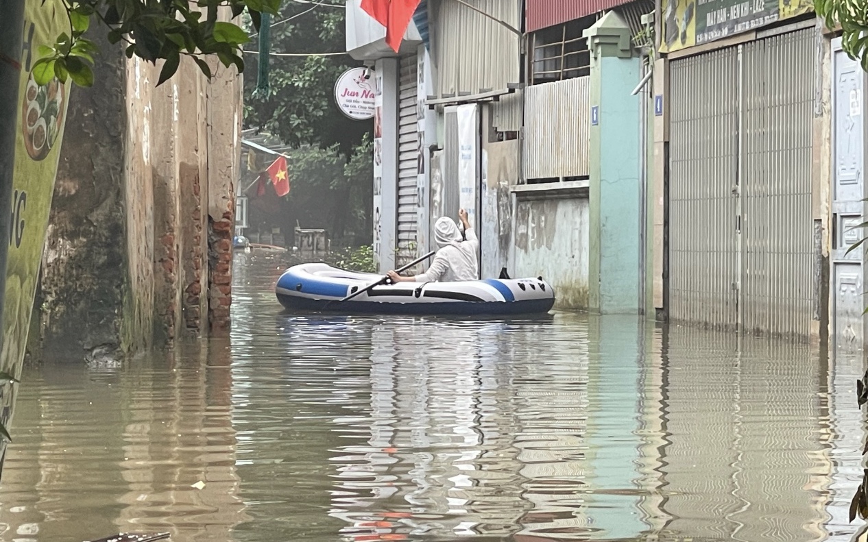 Cứu người đàn ông bị lật thuyền khi tham gia hỗ trợ người dân ngập lụt ở Hà Nội- Ảnh 2.