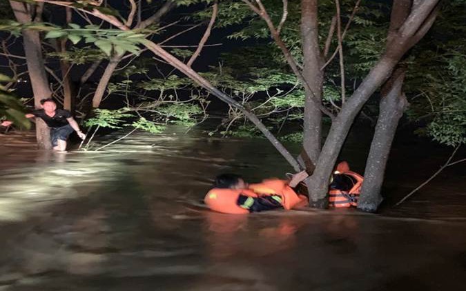 Người đàn ông bị sóng cuốn trôi mất tích khi bơi thuyền thúng ra biển trục vớt neo- Ảnh 3.