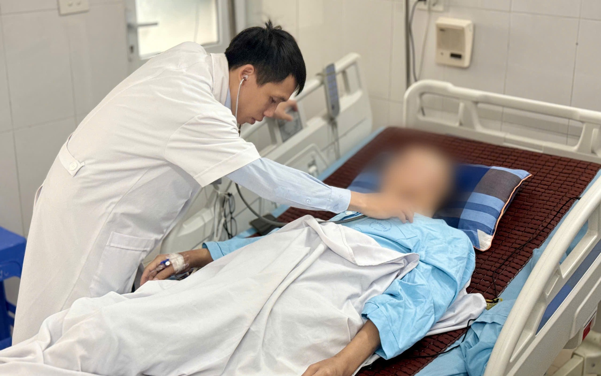 Bé gái chào đời không hậu môn- Ảnh 1.
