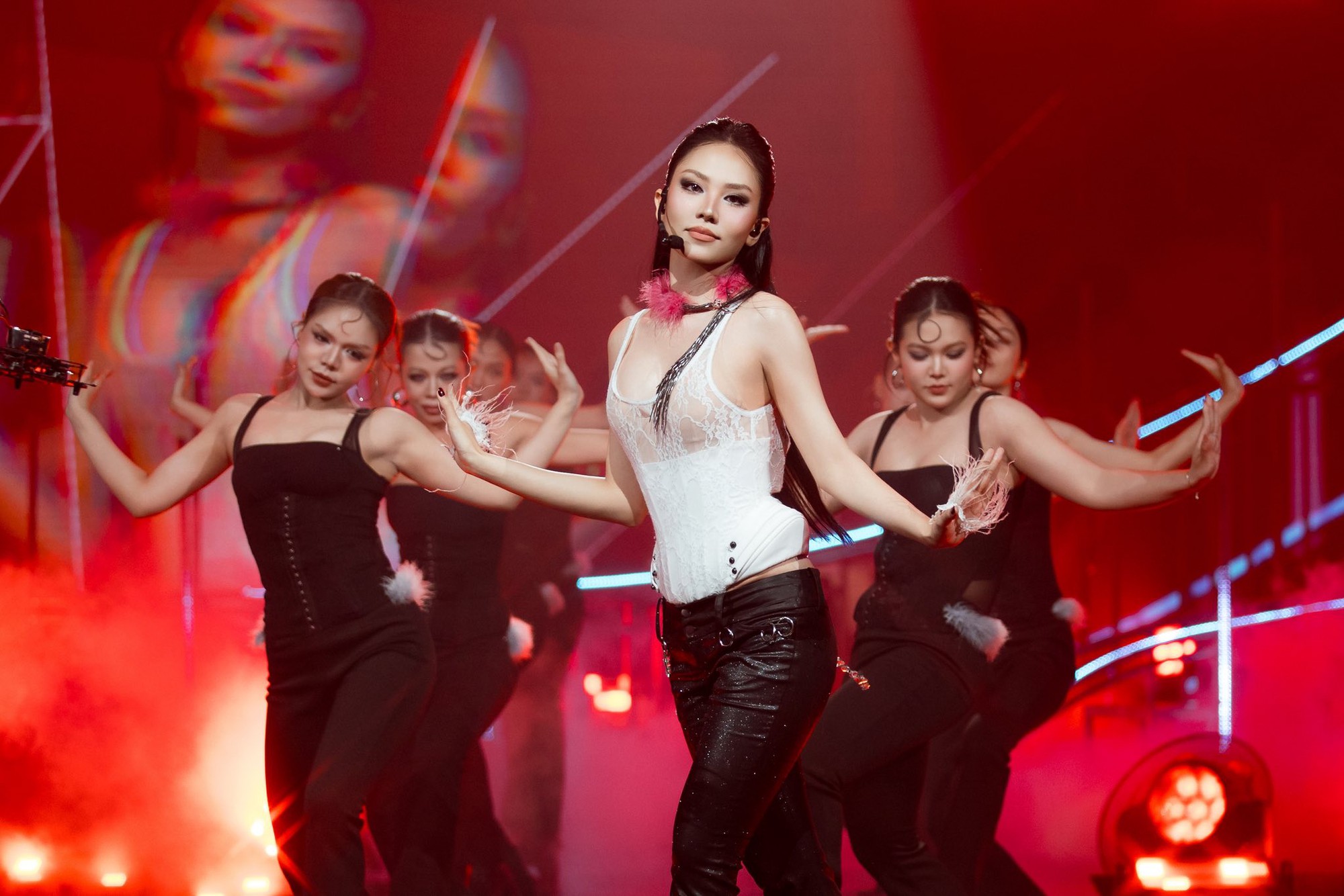 Một Hoa hậu lấn sân âm nhạc: Ca từ và phong cách gây chú ý- Ảnh 1.