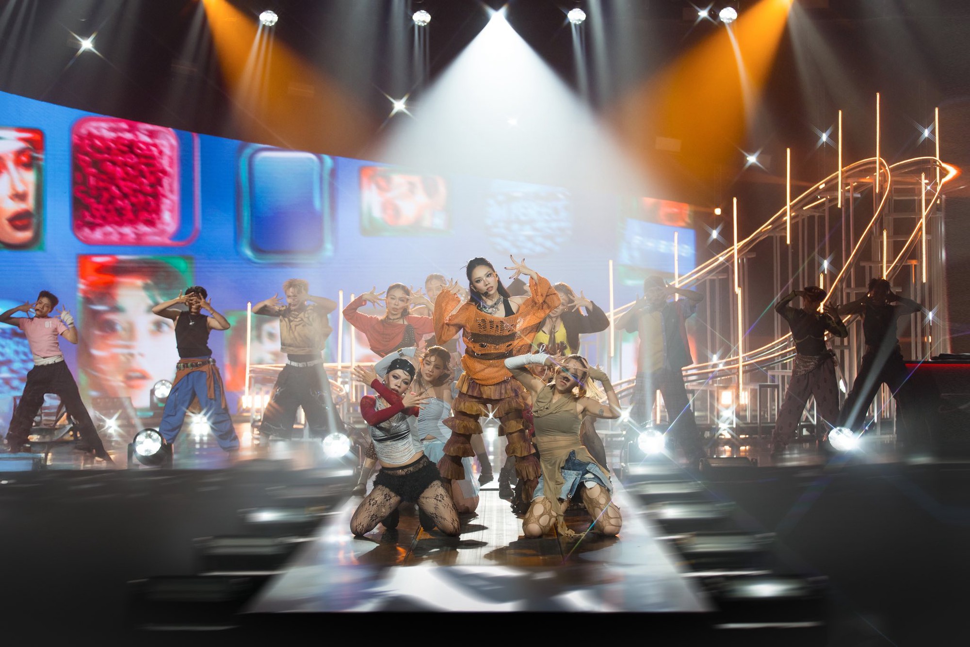 Một Hoa hậu lấn sân âm nhạc: Ca từ và phong cách gây chú ý- Ảnh 3.