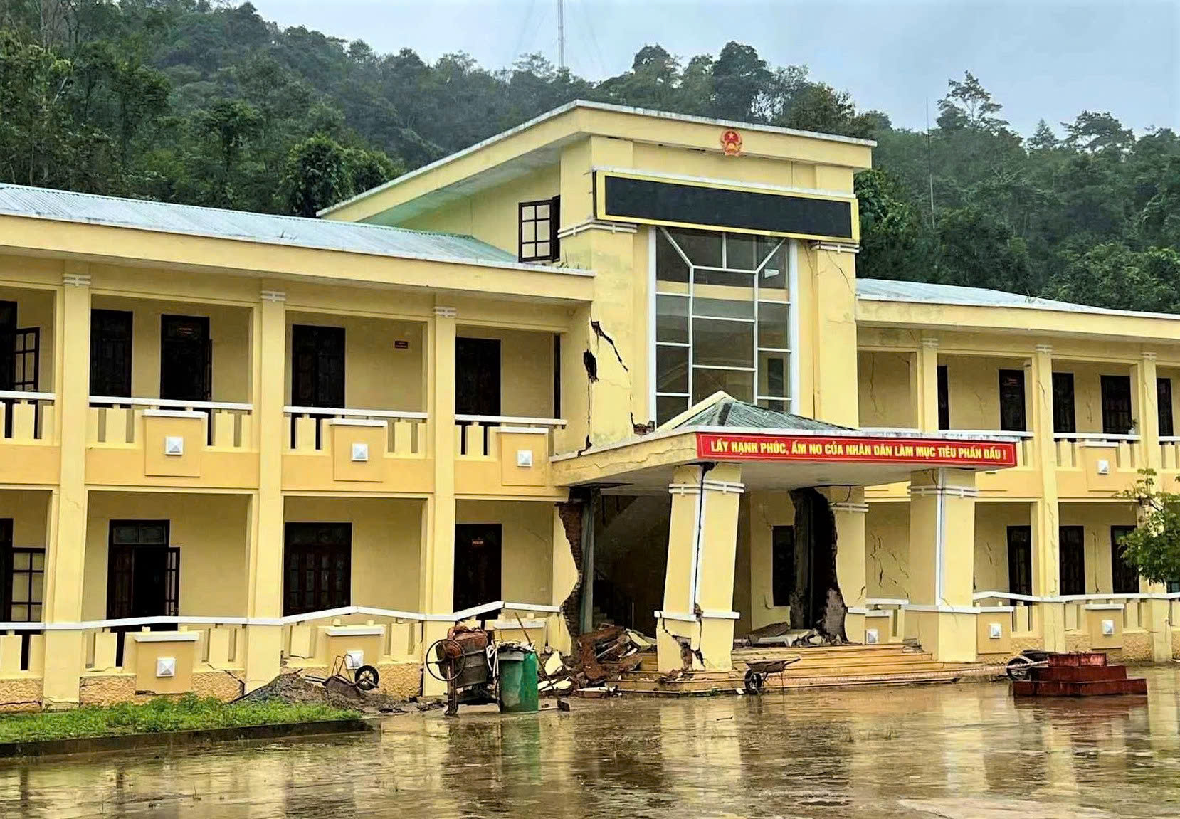 Trụ sở UBND xã nứt toác, xô lệch sau mưa lũ- Ảnh 1. Trụ sở UBND xã nứt toác, xô lệch sau mưa lũ- Ảnh 1.