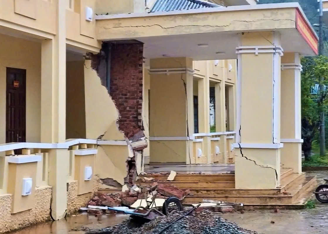 Trụ sở UBND xã nứt toác, xô lệch sau mưa lũ- Ảnh 2. Trụ sở UBND xã nứt toác, xô lệch sau mưa lũ- Ảnh 2.