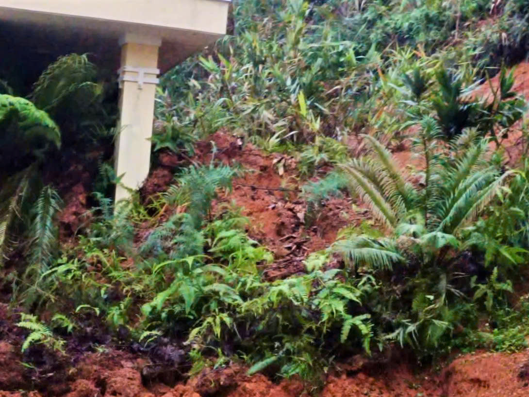 Trụ sở UBND xã nứt toác, xô lệch sau mưa lũ- Ảnh 3. Trụ sở UBND xã nứt toác, xô lệch sau mưa lũ- Ảnh 3.