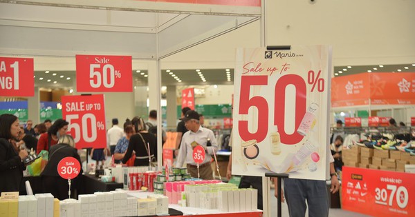 Hội chợ Mùa Thu lần thứ Nhất – 2025: Hàng thời trang giảm giá "la liệt", người tiêu dùng săn deal "hời"