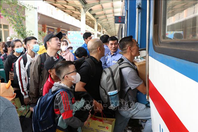 Công đoàn Việt Nam hỗ trợ vé máy bay, vé tàu miễn phí giúp công nhân khó khăn về quê dịp Tết- Ảnh 1. Công đoàn Việt Nam hỗ trợ vé máy bay, vé tàu miễn phí giúp công nhân khó khăn về quê dịp Tết- Ảnh 1.