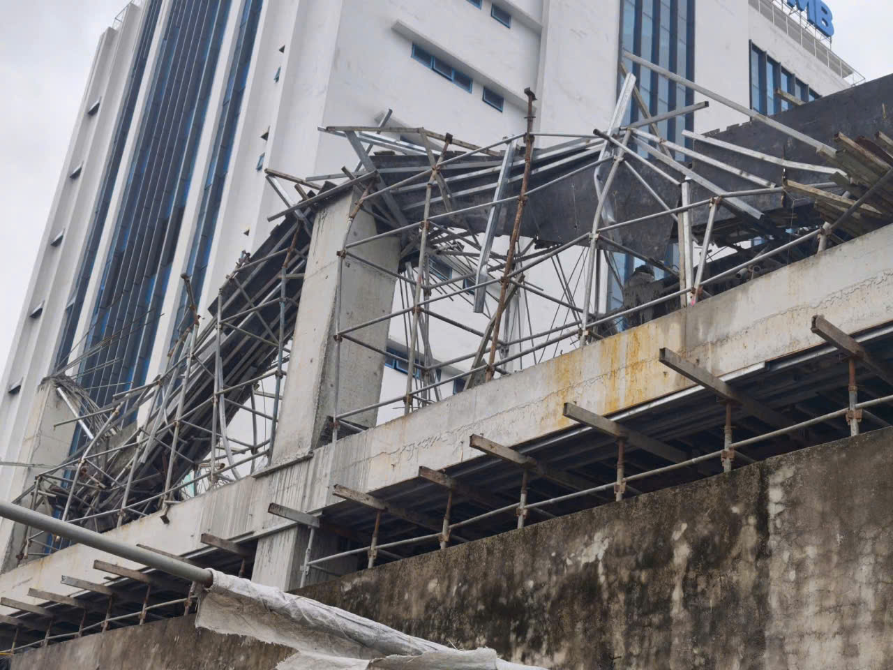 Sập giàn giáo lúc rạng sáng, 2 công nhân gặp nạn tử vong- Ảnh 1. Sập giàn giáo lúc rạng sáng, 2 công nhân gặp nạn tử vong- Ảnh 1.