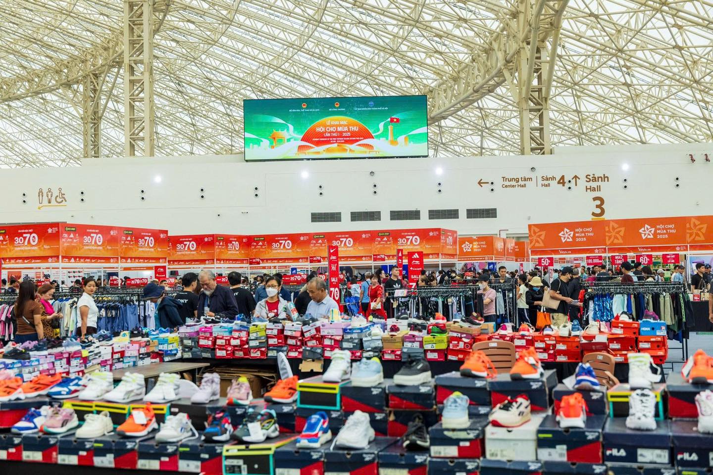Hội chợ Mùa Thu lần thứ Nhất – 2025: Hàng thời trang giảm giá 'la liệt', người tiêu dùng săn deal 'hời'- Ảnh 1. Hội chợ Mùa Thu lần thứ Nhất – 2025: Hàng thời trang giảm giá 'la liệt', người tiêu dùng săn deal 'hời'- Ảnh 1.