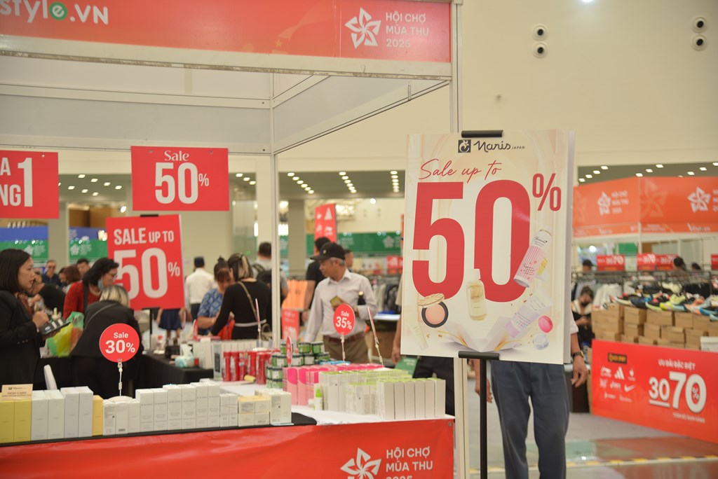Hội chợ Mùa Thu lần thứ Nhất – 2025: Hàng thời trang giảm giá 'la liệt', người tiêu dùng săn deal 'hời'- Ảnh 2. Hội chợ Mùa Thu lần thứ Nhất – 2025: Hàng thời trang giảm giá 'la liệt', người tiêu dùng săn deal 'hời'- Ảnh 2.