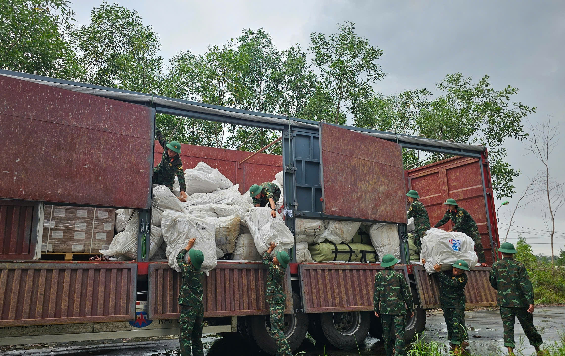 Huế tiếp nhận hàng viện trợ khẩn cấp của Chính phủ Liên bang Nga- Ảnh 1.