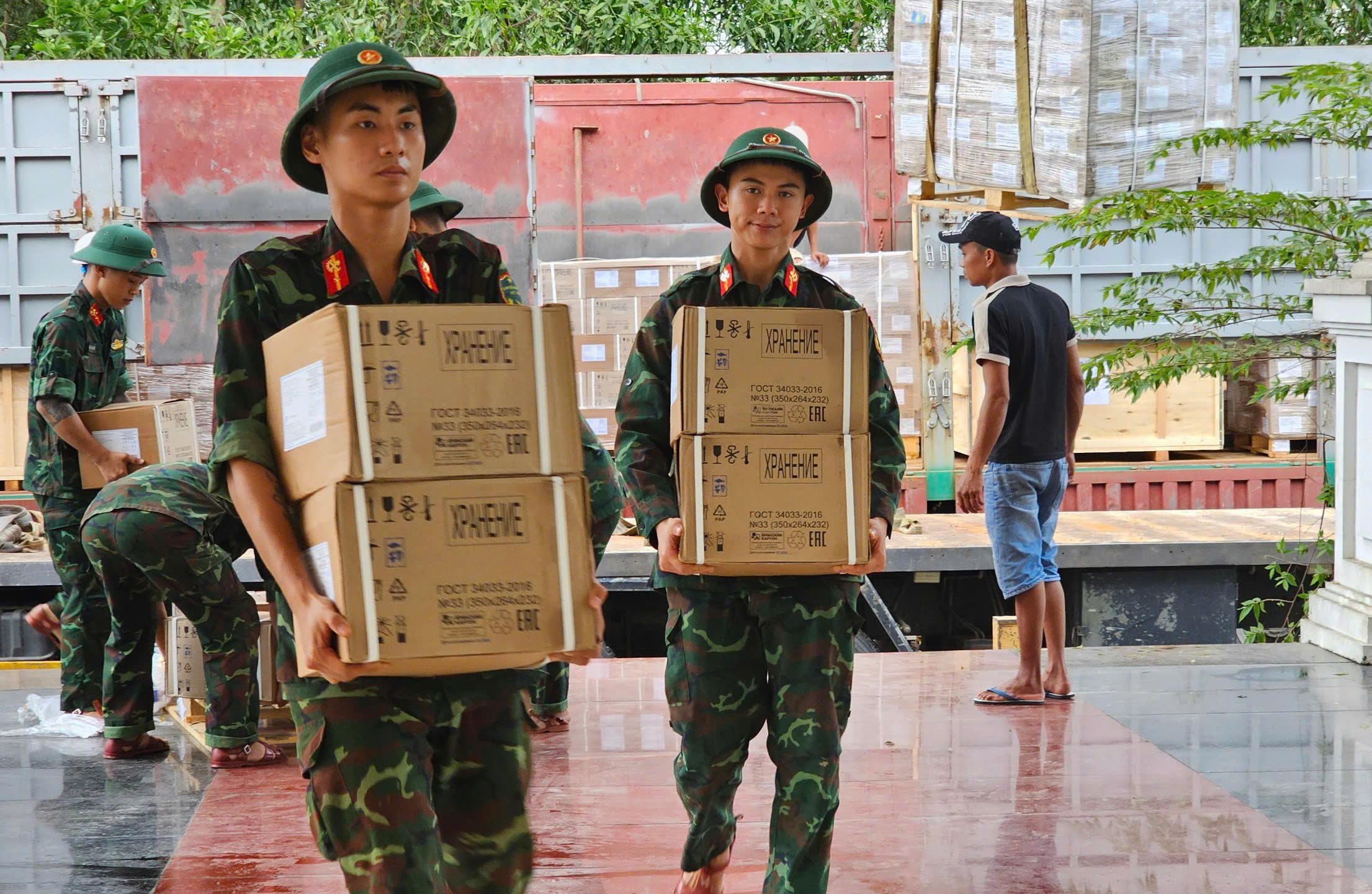 Huế tiếp nhận hàng viện trợ khẩn cấp của Chính phủ Liên bang Nga- Ảnh 2.