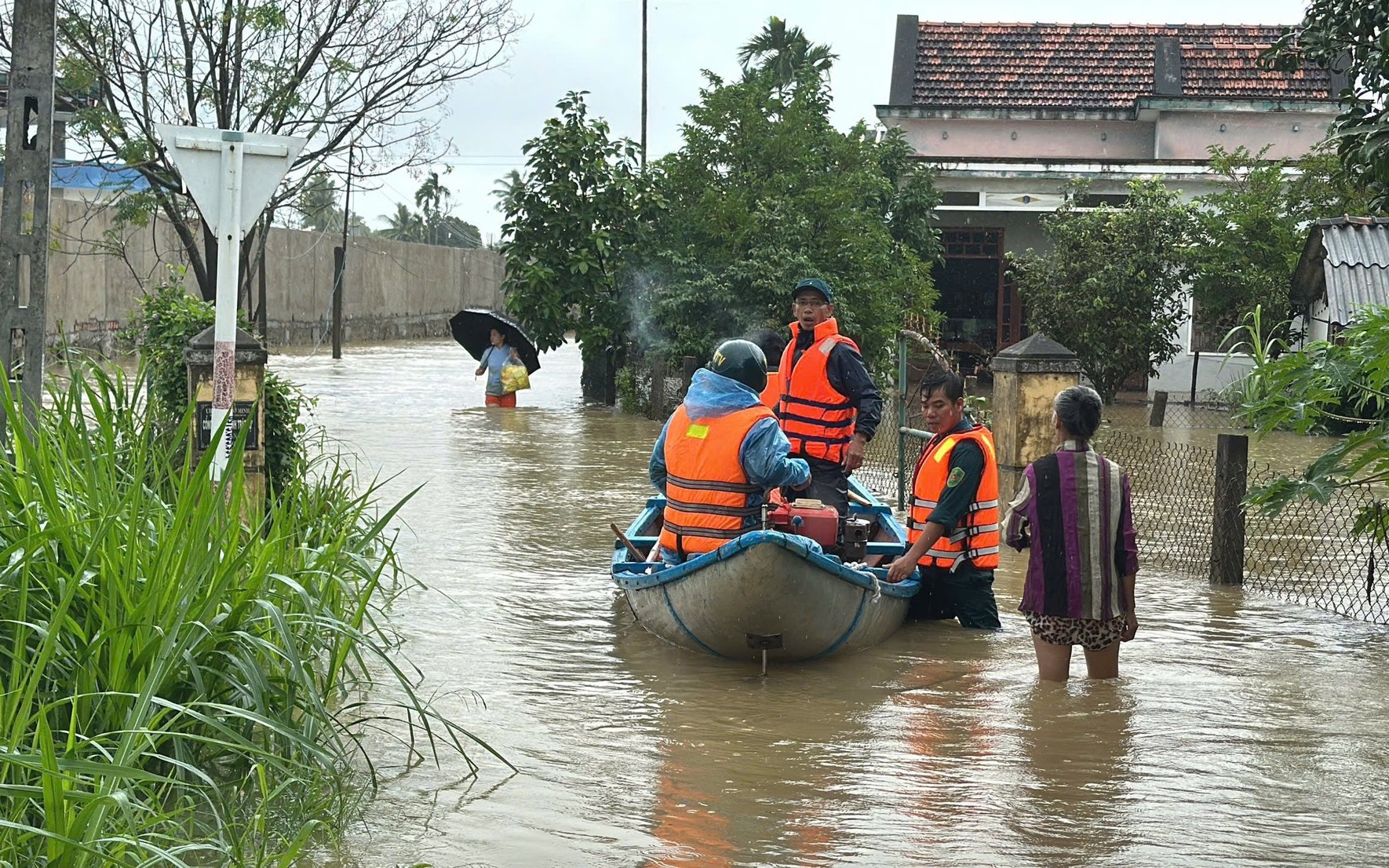 Huế tiếp nhận hàng viện trợ khẩn cấp của Chính phủ Liên bang Nga- Ảnh 3.
