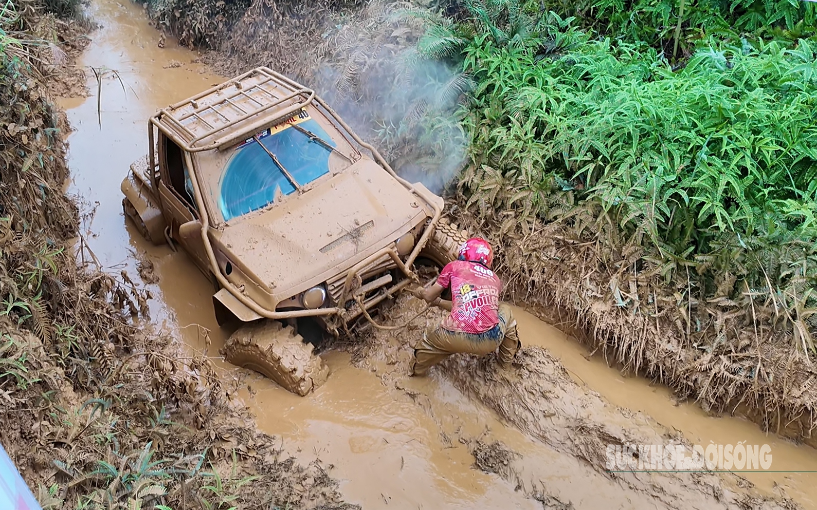 Nín thở với những pha lội bùn nghẹt thở tại giải đua ô tô địa hình ở Đồng Mô