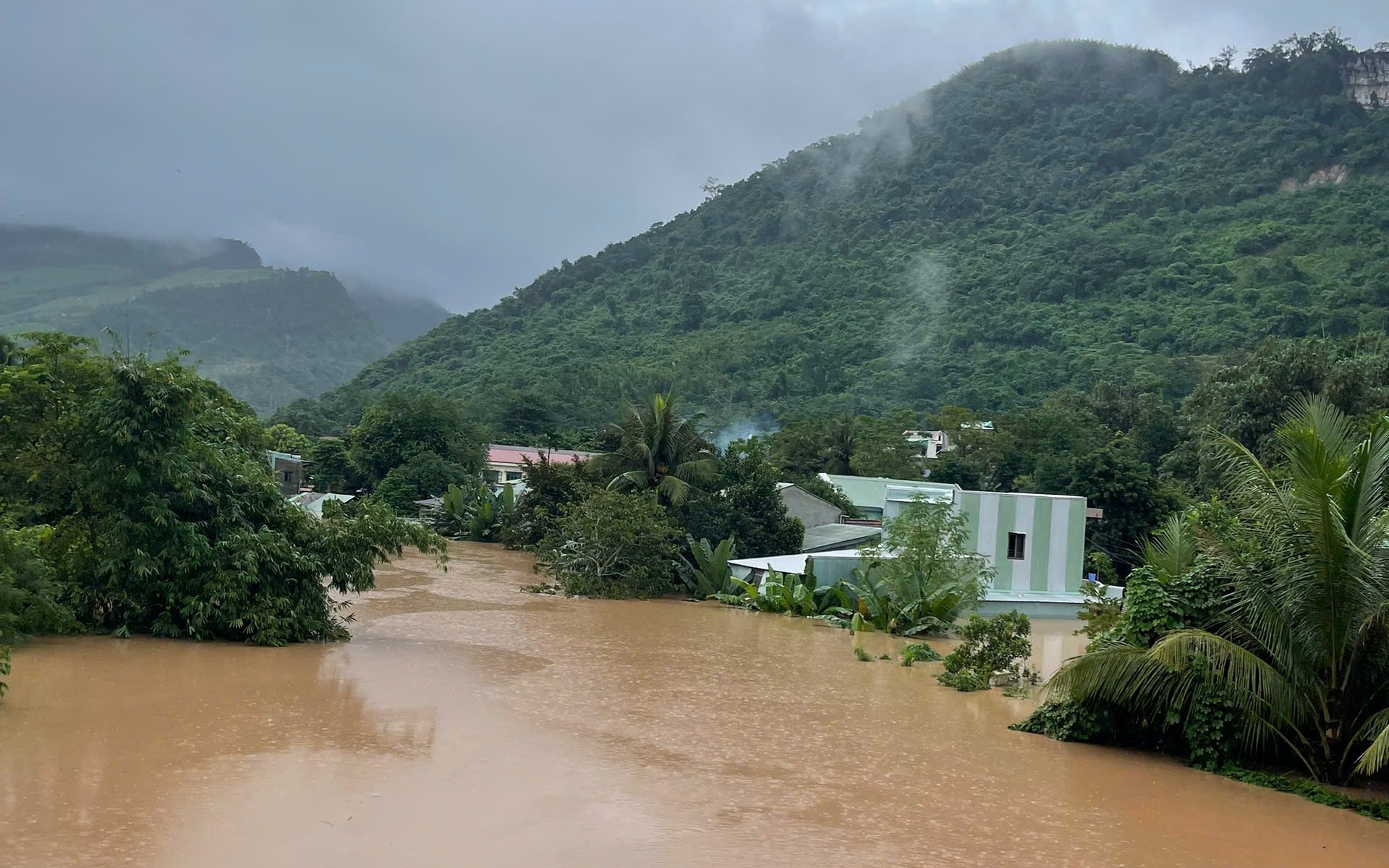 Thời tiết tháng 11 trên cả nước diễn biến thế nào?- Ảnh 1. Mưa lũ ở miền Trung làm 35 người chết và mất tích, hàng chục nghìn nhà dân bị ngập