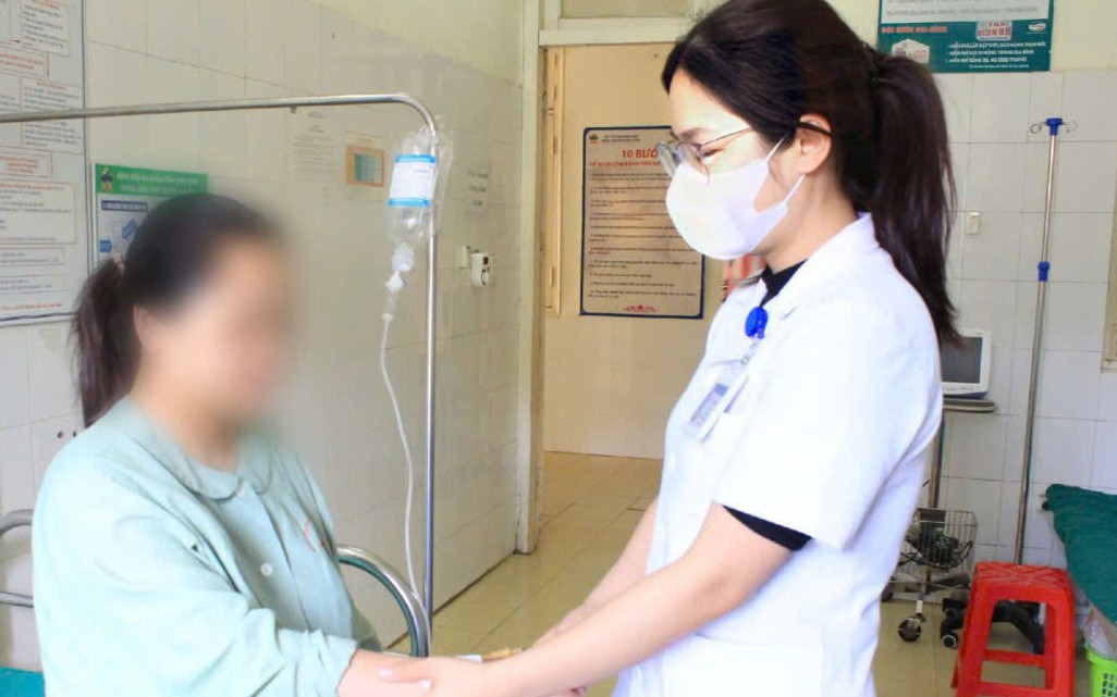 Hơn 3.000 lượt người dân nước bạn Lào đến tỉnh Điện Biên khám, chữa bệnh- Ảnh 2. Ca mổ "3 nguy cơ" cứu sản phụ mang thai bằng IVF ở Điện Biên