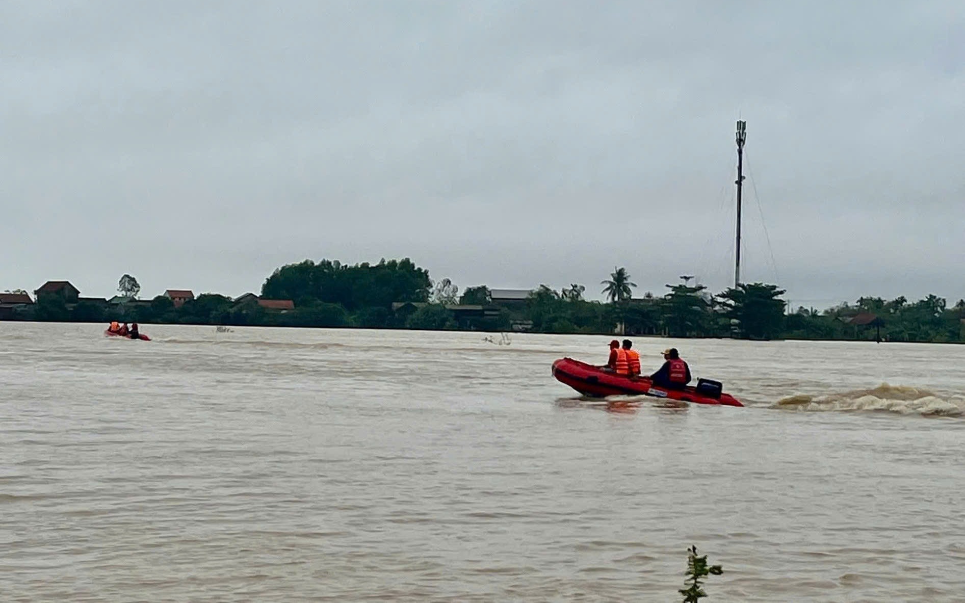 Phát hiện thi thể cô gái trong cốp ô tô đậu ven đường ở TPHCM- Ảnh 2. Tìm thấy thi thể người đàn ông ở Huế bị nước cuốn khi đi lùa vịt