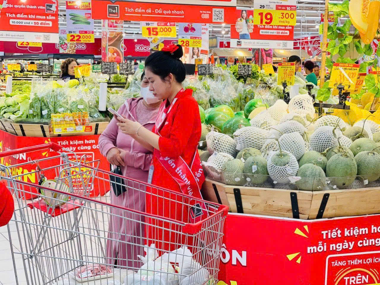 Hàng loạt hàng hóa khuyến mại sâu tri ân thầy cô trước ngày 20/11- Ảnh 1.