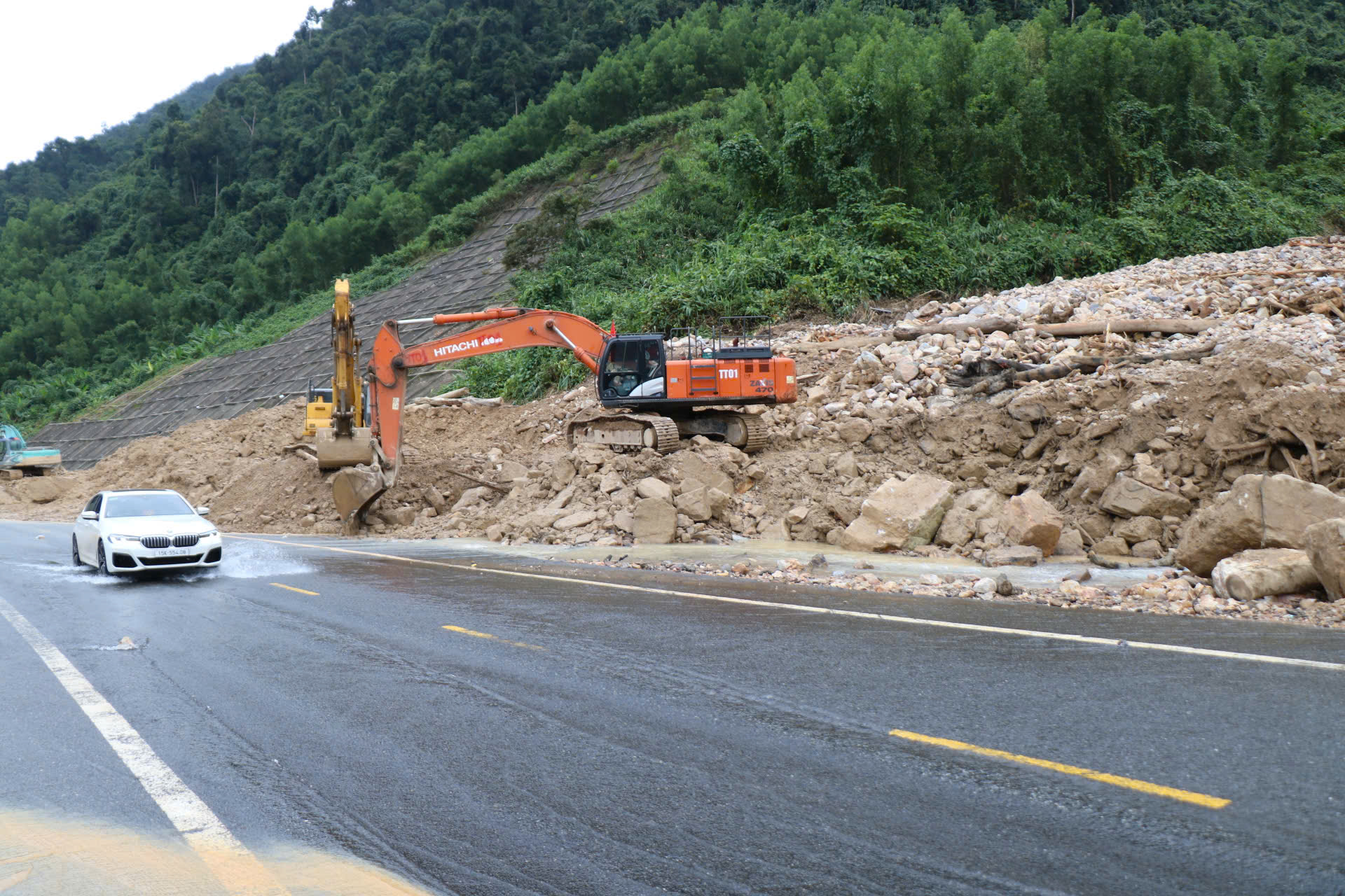 Vì sao phải tiếp tục tổ chức giao thông tạm thời trên cao tốc La Sơn - Hòa Liên?- Ảnh 1. Vì sao phải tiếp tục tổ chức giao thông tạm thời trên cao tốc La Sơn - Hòa Liên?- Ảnh 1.